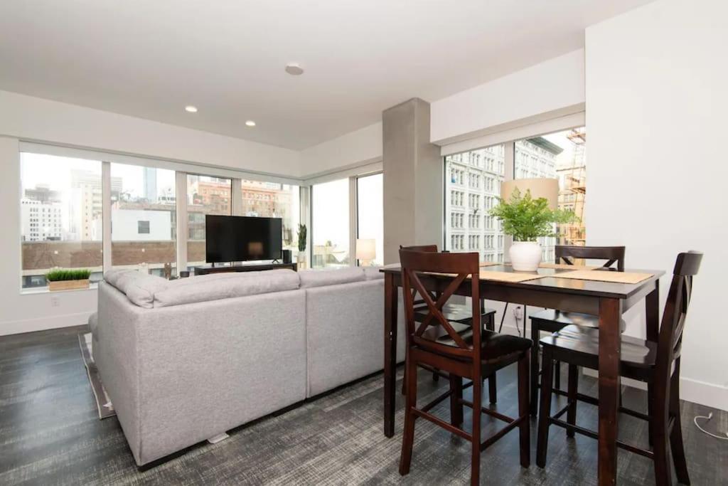 Sleeps 9 Three Bedroom Heart Of Downtown